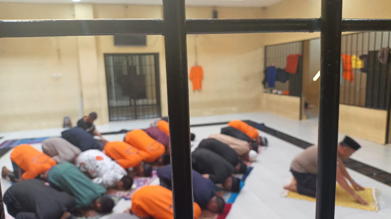 Tahanan Muslim Salat Asar Berjamaah di Rutan Polres Luwu Timur